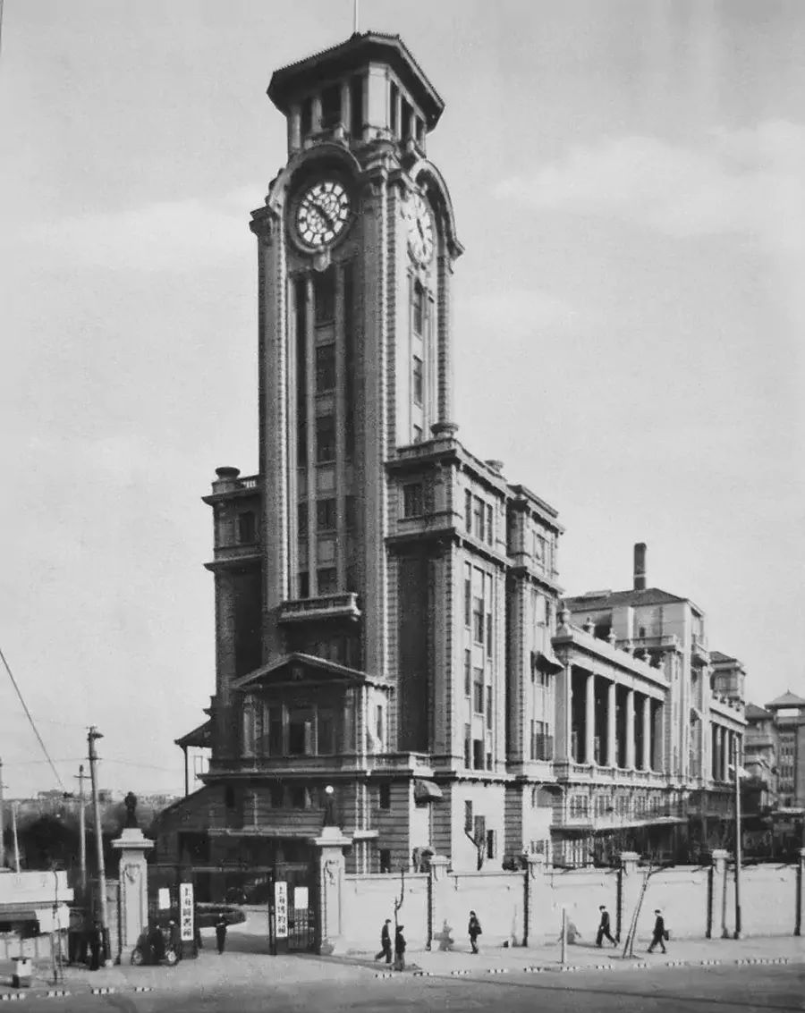 1957年，原上海跑马总会大楼门前已经挂起了“上海图书馆”“上海博物馆”两块牌子